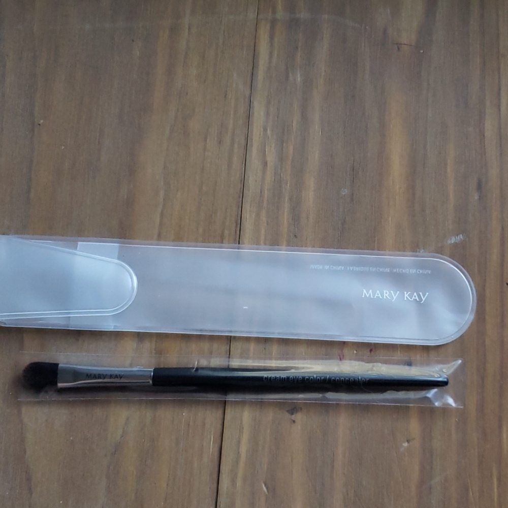 Creme Eye Color/ Concealer Brush
